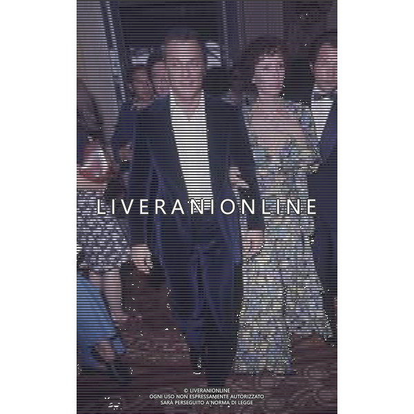COL-RETROSPETTIVA TONY CURTIS ATTORE NELLA FOTO TONY CURTIS CON LA MOGLIE LESLIE ALLEN A CANNES NELL\'ANNO 1974 AG ALDO LIVERANI SAS