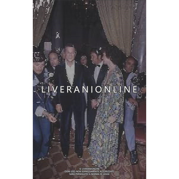 COL-RETROSPETTIVA TONY CURTIS ATTORE NELLA FOTO TONY CURTIS CON LA MOGLIE LESLIE ALLEN A CANNES NELL\'ANNO 1974 AG ALDO LIVERANI SAS