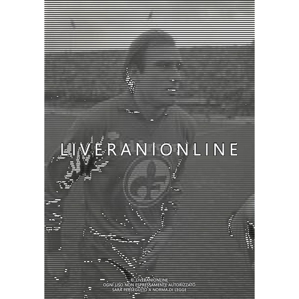 NEG-RETROSPETTIVA FRANCESCO GRAZIANI CALCIATORE NELLA FOTO FRANCESCO GRAZIANI CON LA MAGLIA DELLA FIORENTINA CALCIO NELL\'ANNO 1982-1983 AG ALDO LIVERANI SAS 