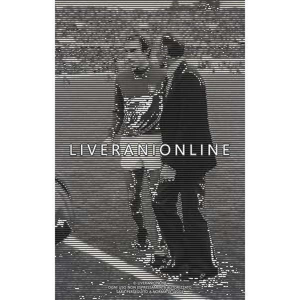 NEG-RETROSPETTIVA FRANCESCO GRAZIANI CALCIATORE NELLA FOTO FRANCESCO GRAZIANI CON LA MAGLIA DELLA NAZIONALE ITALIANA DI CALCIO NELL\'ANNO 1980-1981 E ENZO BEARZOT AG ALDO LIVERANI SAS 