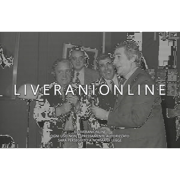 NEG-RETROSPETTIVA FRANCESCO GRAZIANI CALCIATORE NELLA FOTO FRANCESCO GRAZIANI PREMIATO A MILANO NELL\'ANNO 1977 CON ENRICO CRESPI E L\'ASSESSORE PARIDE ACCETTI AG ALDO LIVERANI SAS