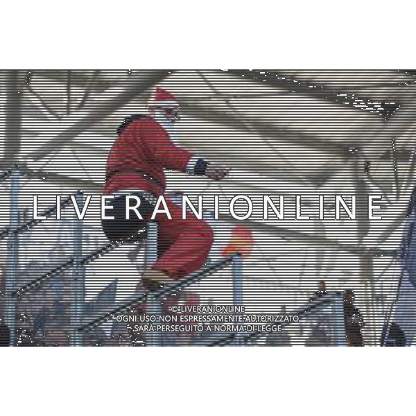 Frosinone vs Juventus - Campionato Serie A TIM - 17 giornata - Stadio B.Stirpe - Frosinone 23-12-2023 nella foto Tifoso della Juventus distribuisce caramelle ai presenti FOTO FEDERICO GAETANO-AG ALDO LIVERANI SAS