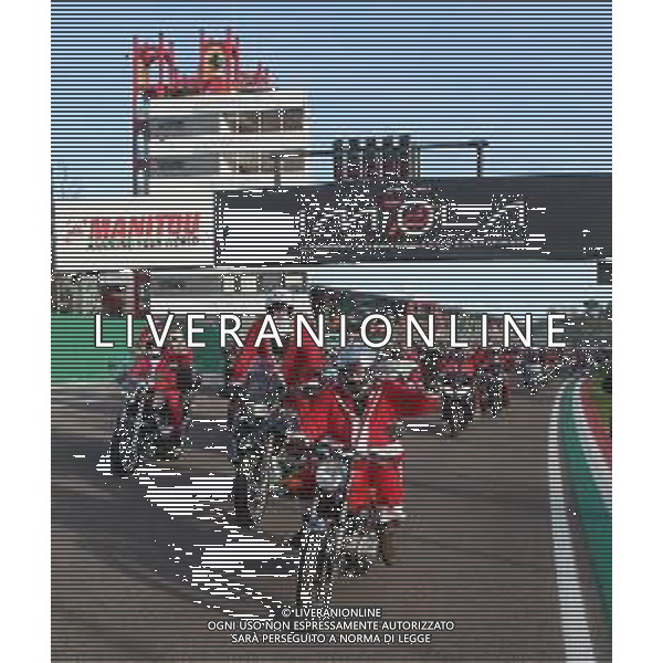 IMOLA 23 12 2023 AUTODROMO DI IMOLA E PIAZZA MATTEOTTI IN PIAZZA MATTEOTTI ARRIVANO I MOTOBABBI CARICHI DI DONI NELLA FOTO MOTOBABBI FANNO IL GIRO DELLA PISTA ©SANNA/AGENZIA ALDO LIVERANI SAS
