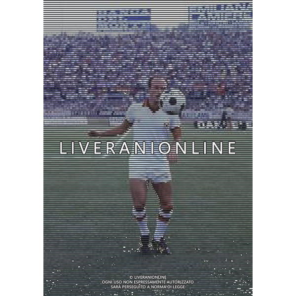 RETROSPETTIVA FRANCESCO ROCCA EX CALCIATORE E ALLENATORE NELLA FOTO FRANCESCO ROCCA CON LA MAGLIA DELLA ROMA CALCIO AG ALDO LIVERANI SAS