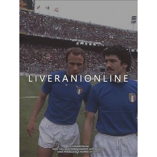 RETROSPETTIVA FRANCESCO ROCCA EX CALCIATORE E ALLENATORE NELLA FOTO FRANCESCO ROCCA CON LA MAGLIA DELLA NAZIONALE ITALIANA CON MORENO ROGGI AG ALDO LIVERANI SAS