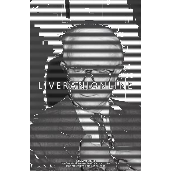 RETROSPETTIVA ENZO BIAGI GIORNALISTA E SCRITTORE E CONDUTTORE TELEVISIVO  NELLA FOTO ENZO BIAGI NELL\'ANNO 1990 NEGLI STUDI TELEVISIVI DELLA RAI A MILANO AG ALDO LIVERANI SAS