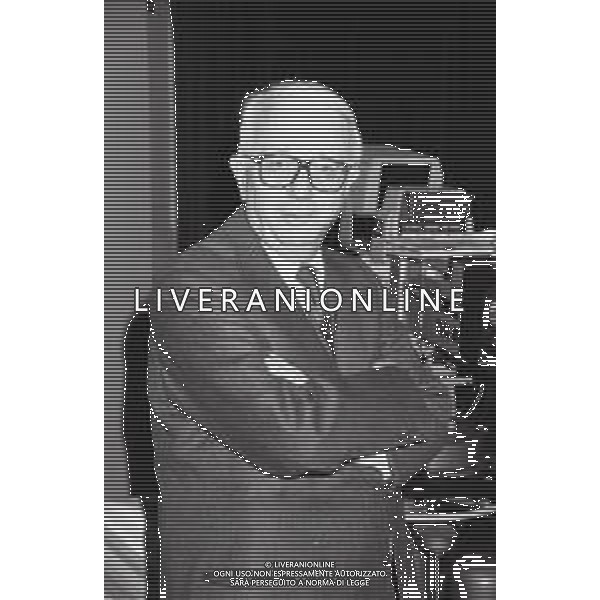 RETROSPETTIVA ENZO BIAGI GIORNALISTA E SCRITTORE E CONDUTTORE TELEVISIVO  NELLA FOTO ENZO BIAGI NELL\'ANNO 1990 NEGLI STUDI TELEVISIVI DELLA RAI A MILANO AG ALDO LIVERANI SAS