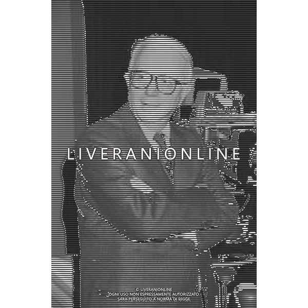 RETROSPETTIVA ENZO BIAGI GIORNALISTA E SCRITTORE E CONDUTTORE TELEVISIVO  NELLA FOTO ENZO BIAGI NELL\'ANNO 1990 NEGLI STUDI TELEVISIVI DELLA RAI A MILANO AG ALDO LIVERANI SAS