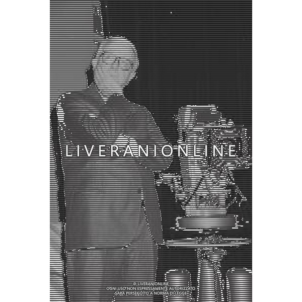 RETROSPETTIVA ENZO BIAGI GIORNALISTA E SCRITTORE E CONDUTTORE TELEVISIVO  NELLA FOTO ENZO BIAGI NELL\'ANNO 1990 NEGLI STUDI TELEVISIVI DELLA RAI A MILANO AG ALDO LIVERANI SAS