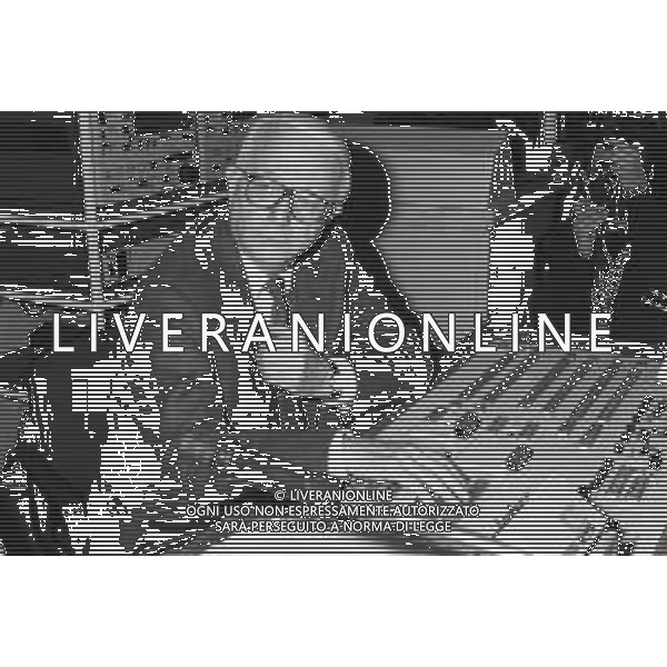 RETROSPETTIVA ENZO BIAGI GIORNALISTA E SCRITTORE E CONDUTTORE TELEVISIVO  NELLA FOTO ENZO BIAGI NELL\'ANNO 1990 NEGLI STUDI TELEVISIVI DELLA RAI A MILANO AG ALDO LIVERANI SAS