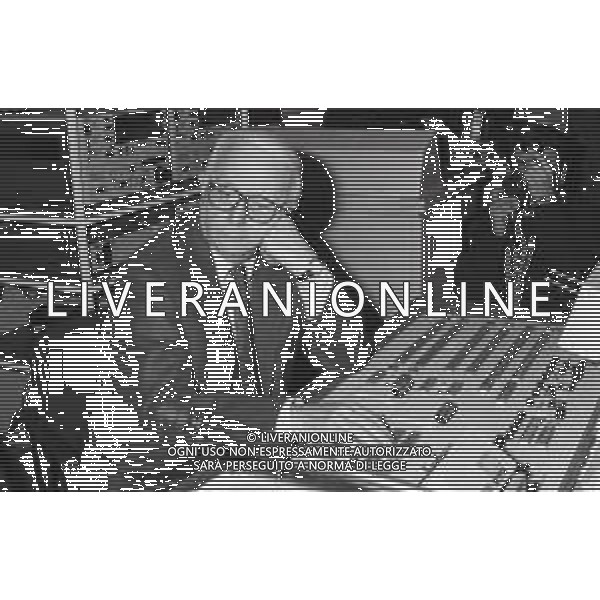 RETROSPETTIVA ENZO BIAGI GIORNALISTA E SCRITTORE E CONDUTTORE TELEVISIVO  NELLA FOTO ENZO BIAGI NELL\'ANNO 1990 NEGLI STUDI TELEVISIVI DELLA RAI A MILANO AG ALDO LIVERANI SAS