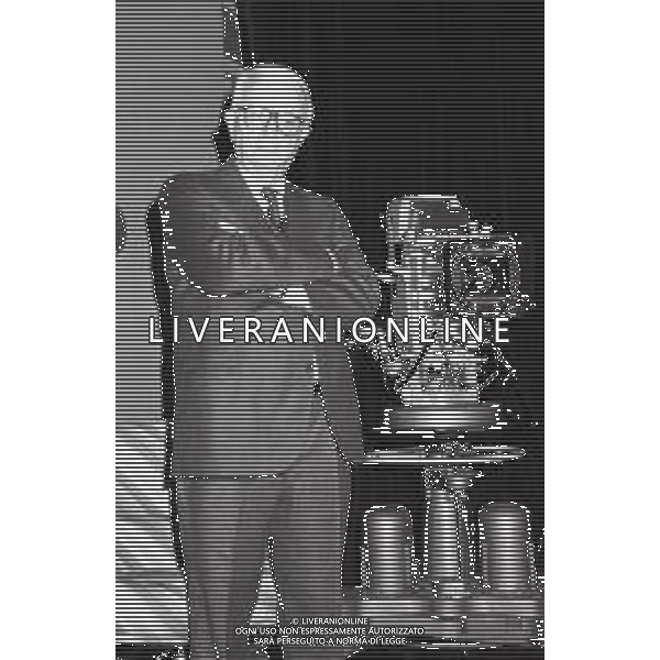 RETROSPETTIVA ENZO BIAGI GIORNALISTA E SCRITTORE E CONDUTTORE TELEVISIVO  NELLA FOTO ENZO BIAGI NELL\'ANNO 1990 NEGLI STUDI TELEVISIVI DELLA RAI A MILANO AG ALDO LIVERANI SAS