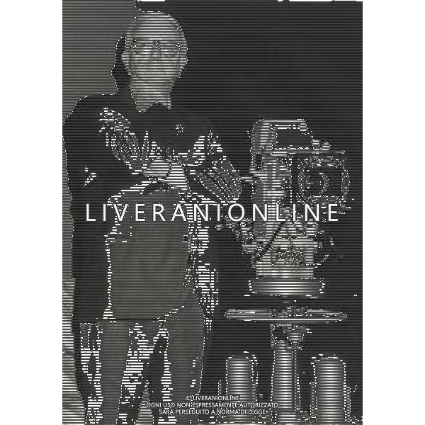 RETROSPETTIVA ENZO BIAGI GIORNALISTA E SCRITTORE E CONDUTTORE TELEVISIVO  NELLA FOTO ENZO BIAGI NELL\'ANNO 1990 NEGLI STUDI TELEVISIVI DELLA RAI A MILANO AG ALDO LIVERANI SAS 