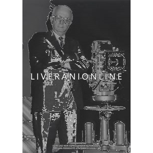 RETROSPETTIVA ENZO BIAGI GIORNALISTA E SCRITTORE E CONDUTTORE TELEVISIVO  NELLA FOTO ENZO BIAGI NELL\'ANNO 1990 NEGLI STUDI TELEVISIVI DELLA RAI A MILANO AG ALDO LIVERANI SAS 