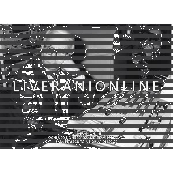 RETROSPETTIVA ENZO BIAGI GIORNALISTA E SCRITTORE E CONDUTTORE TELEVISIVO  NELLA FOTO ENZO BIAGI NELL\'ANNO 1990 NEGLI STUDI TELEVISIVI DELLA RAI A MILANO AG ALDO LIVERANI SAS 