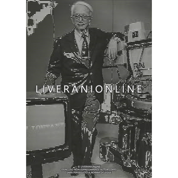 RETROSPETTIVA ENZO BIAGI GIORNALISTA E SCRITTORE E CONDUTTORE TELEVISIVO  NELLA FOTO ENZO BIAGI NELL\'ANNO 1990 NEGLI STUDI TELEVISIVI DELLA RAI A MILANO AG ALDO LIVERANI SAS 