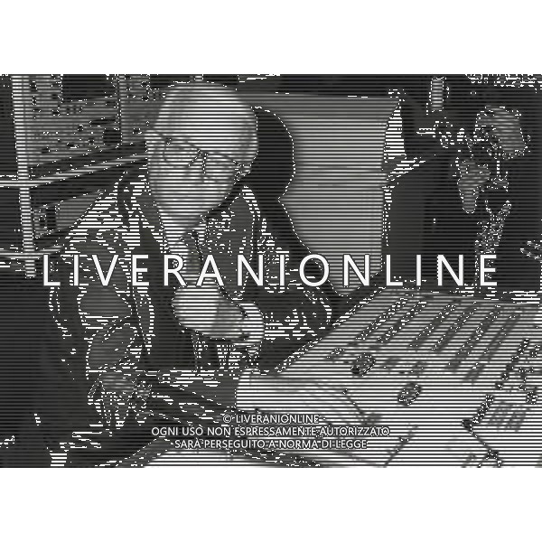 RETROSPETTIVA ENZO BIAGI GIORNALISTA E SCRITTORE E CONDUTTORE TELEVISIVO  NELLA FOTO ENZO BIAGI NELL\'ANNO 1990 NEGLI STUDI TELEVISIVI DELLA RAI A MILANO AG ALDO LIVERANI SAS 