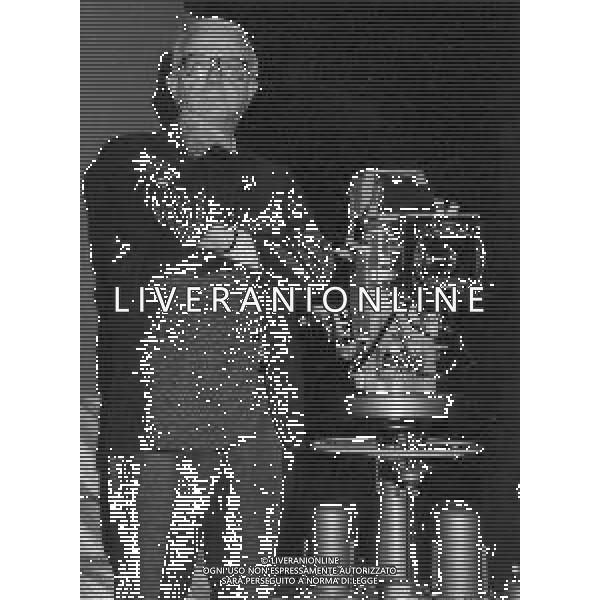 RETROSPETTIVA ENZO BIAGI GIORNALISTA E SCRITTORE E CONDUTTORE TELEVISIVO  NELLA FOTO ENZO BIAGI NELL\'ANNO 1990 NEGLI STUDI TELEVISIVI DELLA RAI A MILANO AG ALDO LIVERANI SAS