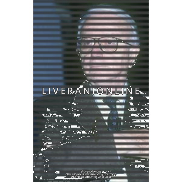 RETROSPETTIVA ENZO BIAGI GIORNALISTA E SCRITTORE E CONDUTTORE TELEVISIVO  NELLA FOTO ENZO BIAGI NELL\'ANNO 1990 NEGLI STUDI TELEVISIVI DELLA RAI A MILANO AG ALDO LIVERANI SAS 