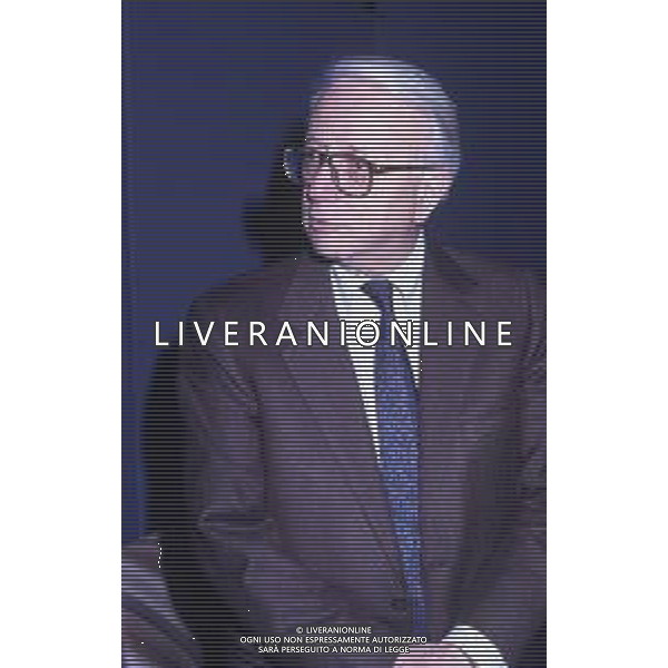 RETROSPETTIVA ENZO BIAGI GIORNALISTA E SCRITTORE E CONDUTTORE TELEVISIVO  NELLA FOTO ENZO BIAGI NELL\'ANNO 1990 NEGLI STUDI TELEVISIVI DELLA RAI A MILANO AG ALDO LIVERANI SAS 