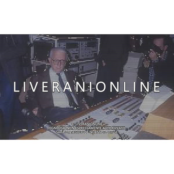 RETROSPETTIVA ENZO BIAGI GIORNALISTA E SCRITTORE E CONDUTTORE TELEVISIVO  NELLA FOTO ENZO BIAGI NELL\'ANNO 1990 NEGLI STUDI TELEVISIVI DELLA RAI A MILANO AG ALDO LIVERANI SAS 