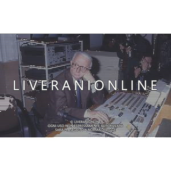 RETROSPETTIVA ENZO BIAGI GIORNALISTA E SCRITTORE E CONDUTTORE TELEVISIVO  NELLA FOTO ENZO BIAGI NELL\'ANNO 1990 NEGLI STUDI TELEVISIVI DELLA RAI A MILANO AG ALDO LIVERANI SAS 