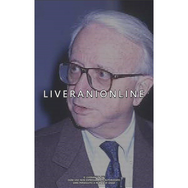 RETROSPETTIVA ENZO BIAGI GIORNALISTA E SCRITTORE E CONDUTTORE TELEVISIVO  NELLA FOTO ENZO BIAGI NELL\'ANNO 1990 NEGLI STUDI TELEVISIVI DELLA RAI A MILANO AG ALDO LIVERANI SAS 