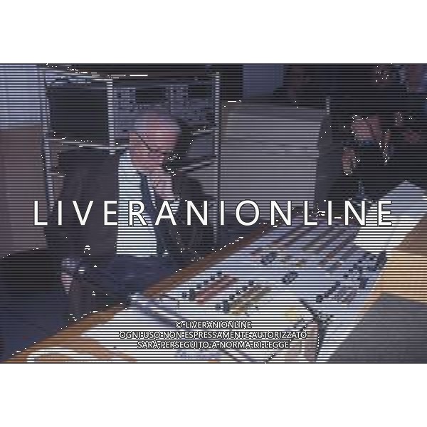 RETROSPETTIVA ENZO BIAGI GIORNALISTA E SCRITTORE E CONDUTTORE TELEVISIVO  NELLA FOTO ENZO BIAGI NELL\'ANNO 1990 NEGLI STUDI TELEVISIVI DELLA RAI A MILANO AG ALDO LIVERANI SAS 