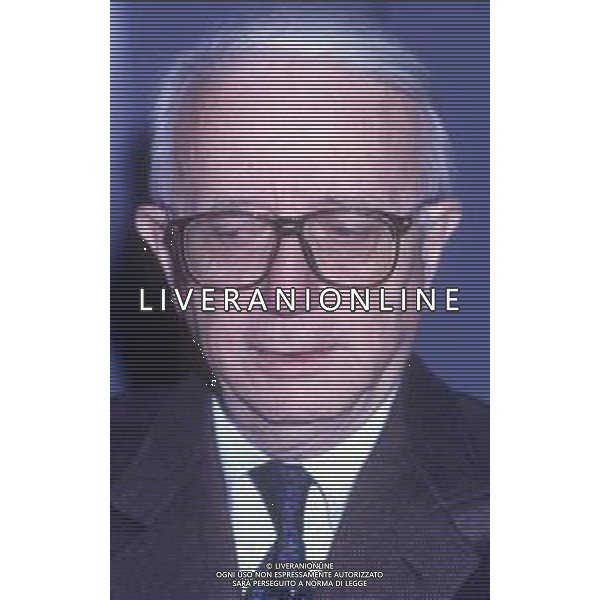 RETROSPETTIVA ENZO BIAGI GIORNALISTA E SCRITTORE E CONDUTTORE TELEVISIVO  NELLA FOTO ENZO BIAGI NELL\'ANNO 1990 NEGLI STUDI TELEVISIVI DELLA RAI A MILANO AG ALDO LIVERANI SAS 