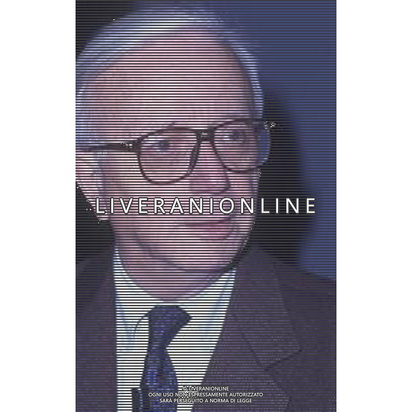 RETROSPETTIVA ENZO BIAGI GIORNALISTA E SCRITTORE E CONDUTTORE TELEVISIVO  NELLA FOTO ENZO BIAGI NELL\'ANNO 1990 NEGLI STUDI TELEVISIVI DELLA RAI A MILANO AG ALDO LIVERANI SAS 
