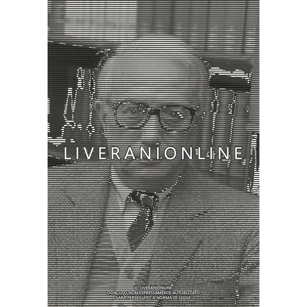 RETROSPETTIVA ENZO BIAGI GIORNALISTA E SCRITTORE E CONDUTTORE TELEVISIVO  NELLA FOTO ENZO BIAGI NELL\'ANNO 1985 NELLA SUA ABITAZIONE A MILANO AG ALDO LIVERANI SAS 