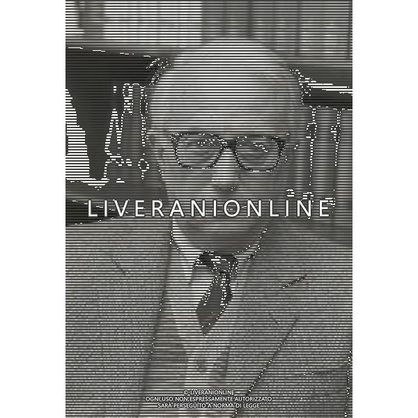 RETROSPETTIVA ENZO BIAGI GIORNALISTA E SCRITTORE E CONDUTTORE TELEVISIVO  NELLA FOTO ENZO BIAGI NELL\'ANNO 1985 NELLA SUA ABITAZIONE A MILANO AG ALDO LIVERANI SAS 