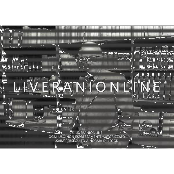 RETROSPETTIVA ENZO BIAGI GIORNALISTA E SCRITTORE E CONDUTTORE TELEVISIVO  NELLA FOTO ENZO BIAGI NELL\'ANNO 1985 NELLA SUA ABITAZIONE A MILANO AG ALDO LIVERANI SAS 