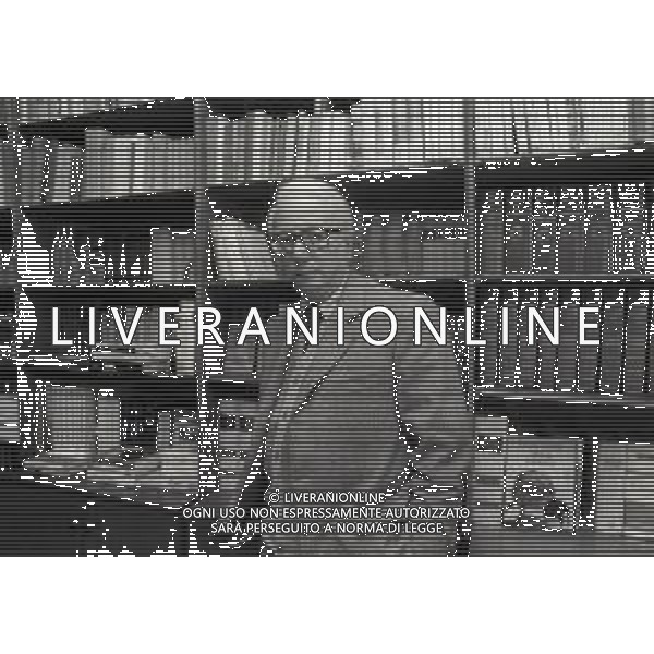 RETROSPETTIVA ENZO BIAGI GIORNALISTA E SCRITTORE E CONDUTTORE TELEVISIVO  NELLA FOTO ENZO BIAGI NELL\'ANNO 1985 NELLA SUA ABITAZIONE A MILANO AG ALDO LIVERANI SAS 