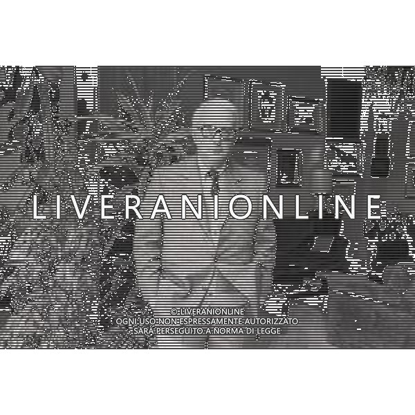 RETROSPETTIVA ENZO BIAGI GIORNALISTA E SCRITTORE E CONDUTTORE TELEVISIVO  NELLA FOTO ENZO BIAGI NELL\'ANNO 1985 NELLA SUA ABITAZIONE A MILANO AG ALDO LIVERANI SAS 