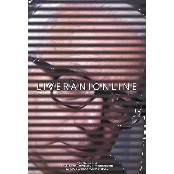 RETROSPETTIVA ENZO BIAGI GIORNALISTA E SCRITTORE E CONDUTTORE TELEVISIVO  NELLA FOTO ENZO BIAGI NELL\'ANNO 1985 NELLA SUA ABITAZIONE A MILANO AG ALDO LIVERANI SAS 