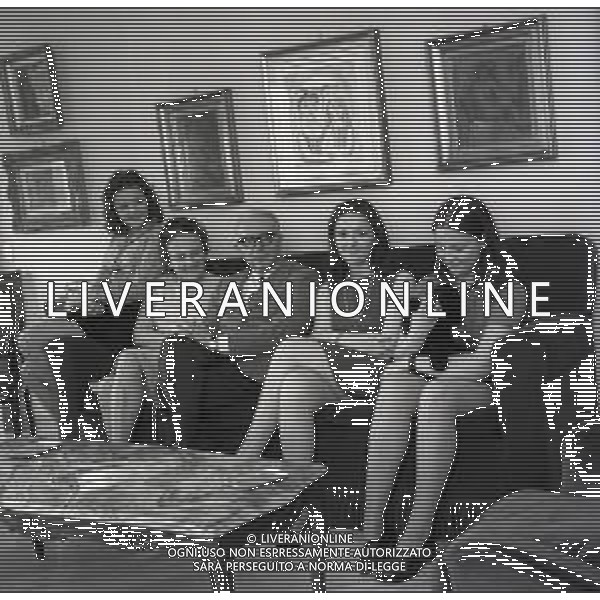 RETROSPETTIVA ENZO BIAGI GIORNALISTA NELLA FOTO ENZO BIAGI NELLA SUA ABITAZIONE CON LA FAMIGLIA A MILANO NELL\'ANNO 1970 AG ALDO LIVERANI SAS