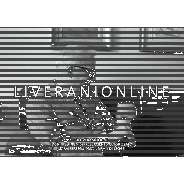 RETROSPETTIVA ERETROSPETTIVA ENZO BIAGI GIORNALISTA NELLA FOTO ENZO BIAGI NELLA SUA ABITAZIONE CON LA FAMIGLIA A MILANO NELL\'ANNO 1970 AG ALDO LIVERANI SAS
