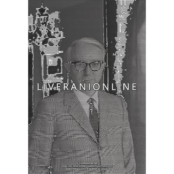 RETROSPETTIVA ENZO BIAGI GIORNALISTA NELLA FOTO ENZO BIAGI NELLA SUA ABITAZIONE CON LA FAMIGLIA A MILANO NELL\'ANNO 1970 AG ALDO LIVERANI SAS