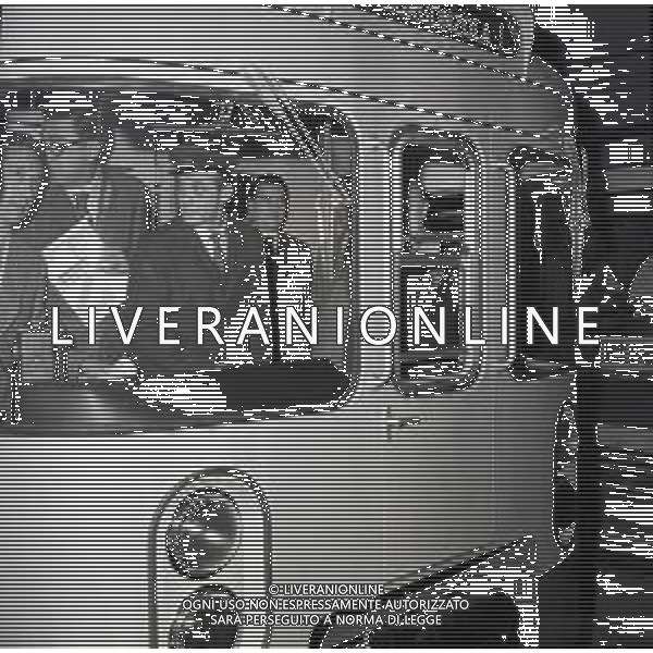 RETROSPETTIVA ITALO VIGLIANESI MINISTRO DEI TRASPORTI nella foto ALL\'INAUGURAZIONE DEL NUOVO TRONCO E LA NUOVA TRATTA DELLA METROPOLITANA DI MILANO \'GOBBA-GORGONZOLA\' NELL\'ANNO 1970 CON IL SINDACO DI MILANO ALDO ANIASI /AGENZIA ALDO LIVERANI SAS