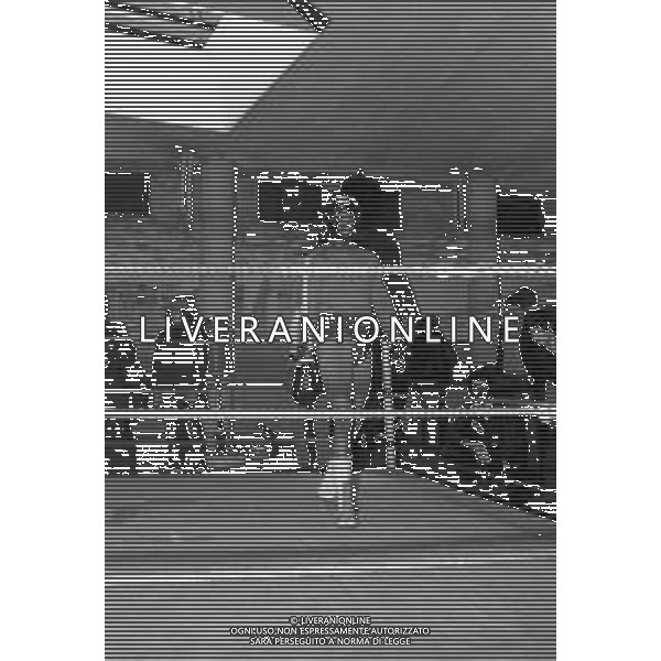 Neg- RETROSPETTIVA EDDIE GREGORY PUGILE STATUNITENSE (poi assunto legalmente il cognome di Mustafa Muhammad in omaggio alla sua fede islamica) NELLA FOTO A TORINO NELL\'ANNO 1977 DURANTE UN ALLENAMENTO DI BOXE AG ALDO LIVERANI SAS