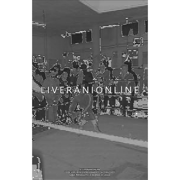 Neg- RETROSPETTIVA EDDIE GREGORY PUGILE STATUNITENSE (poi assunto legalmente il cognome di Mustafa Muhammad in omaggio alla sua fede islamica) NELLA FOTO A TORINO NELL\'ANNO 1977 DURANTE UN ALLENAMENTO DI BOXE AG ALDO LIVERANI SAS