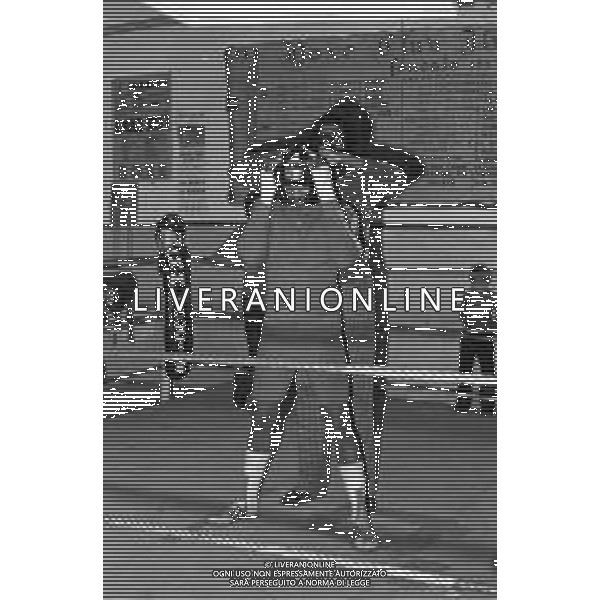 Neg- RETROSPETTIVA EDDIE GREGORY PUGILE STATUNITENSE (poi assunto legalmente il cognome di Mustafa Muhammad in omaggio alla sua fede islamica) NELLA FOTO A TORINO NELL\'ANNO 1977 DURANTE UN ALLENAMENTO DI BOXE AG ALDO LIVERANI SAS