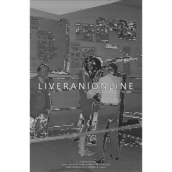 Neg- RETROSPETTIVA EDDIE GREGORY PUGILE STATUNITENSE (poi assunto legalmente il cognome di Mustafa Muhammad in omaggio alla sua fede islamica) NELLA FOTO A TORINO NELL\'ANNO 1977 DURANTE UN ALLENAMENTO DI BOXE AG ALDO LIVERANI SAS