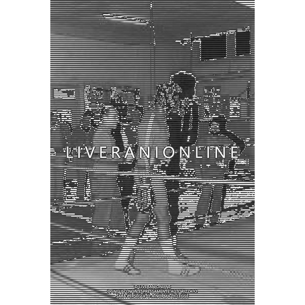 Neg- RETROSPETTIVA EDDIE GREGORY PUGILE STATUNITENSE (poi assunto legalmente il cognome di Mustafa Muhammad in omaggio alla sua fede islamica) NELLA FOTO A TORINO NELL\'ANNO 1977 DURANTE UN ALLENAMENTO DI BOXE AG ALDO LIVERANI SAS