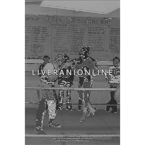 Neg- RETROSPETTIVA EDDIE GREGORY PUGILE STATUNITENSE (poi assunto legalmente il cognome di Mustafa Muhammad in omaggio alla sua fede islamica) NELLA FOTO A TORINO NELL\'ANNO 1977 DURANTE UN ALLENAMENTO DI BOXE AG ALDO LIVERANI SAS