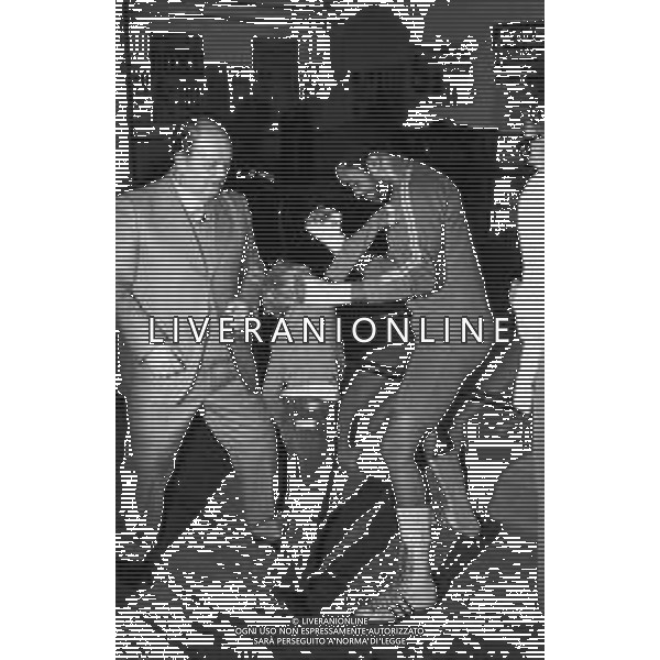 Neg- RETROSPETTIVA EDDIE GREGORY PUGILE STATUNITENSE (poi assunto legalmente il cognome di Mustafa Muhammad in omaggio alla sua fede islamica) NELLA FOTO A TORINO NELL\'ANNO 1977 DURANTE UN ALLENAMENTO DI BOXE AG ALDO LIVERANI SAS