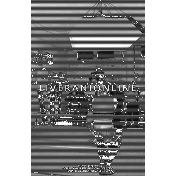 Neg- RETROSPETTIVA EDDIE GREGORY PUGILE STATUNITENSE (poi assunto legalmente il cognome di Mustafa Muhammad in omaggio alla sua fede islamica) NELLA FOTO A TORINO NELL\'ANNO 1977 DURANTE UN ALLENAMENTO DI BOXE AG ALDO LIVERANI SAS