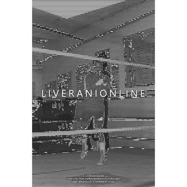 Neg- RETROSPETTIVA EDDIE GREGORY PUGILE STATUNITENSE (poi assunto legalmente il cognome di Mustafa Muhammad in omaggio alla sua fede islamica) NELLA FOTO A TORINO NELL\'ANNO 1977 DURANTE UN ALLENAMENTO DI BOXE AG ALDO LIVERANI SAS