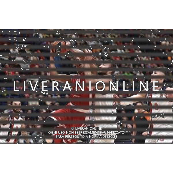 TVRG EA7 Emporio Armani Milano vs Saski Baskonia Vitoria-Gasteiz nella foto Devon Hall (Olimpia Milano) e Matthew Costello (Saski Baskonia) Assago (MI) 28-12-2023 Mediolanum Forum Turkish Airlines Euroleague 17a giornata regular season foto Roberto Garavaglia/ag. Aldo Liverani sas